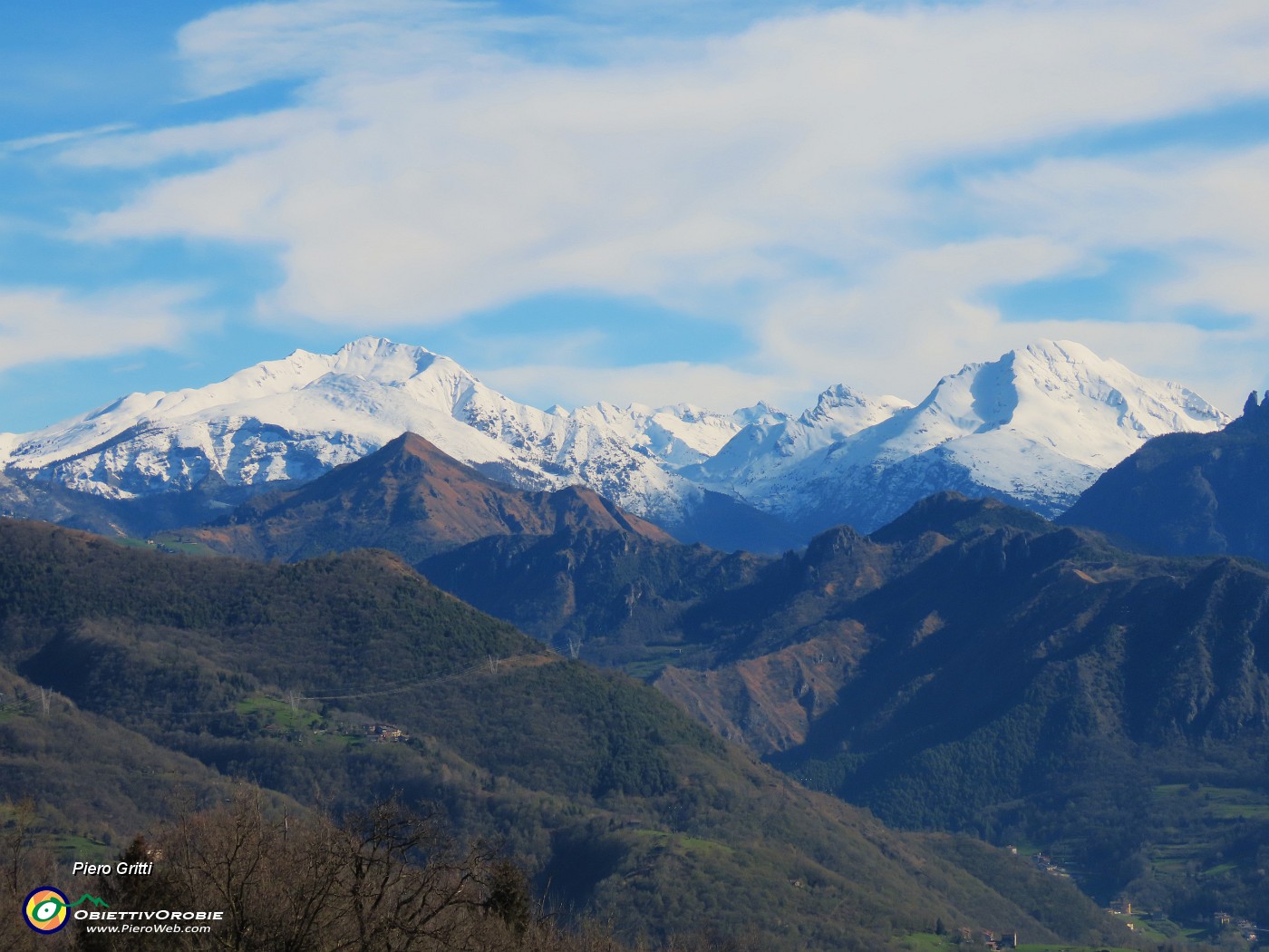 21 Zoom in Menna ed Arera, carichi di neve.JPG